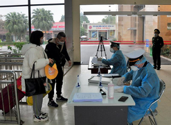 Quảng Ninh: Gấp rút dựng bệnh viện dã chiến ứng phó virus corona tại TP Móng Cái